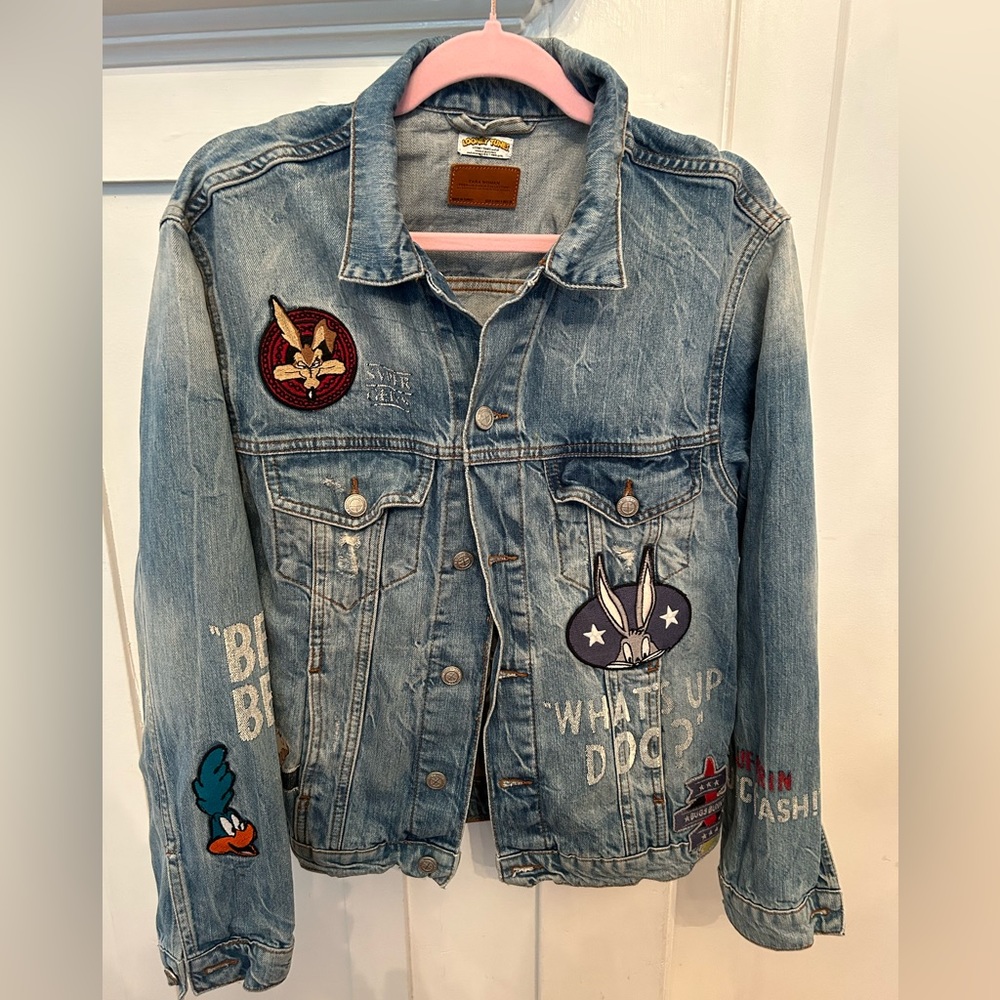 Distressed “Vintage Look” Zara oversized Denim Jacket featuring Looney Toons 🤩